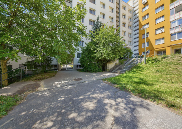 Na predaj 3-izbový byt s dvoma loggiami, BA - Karlova Ves