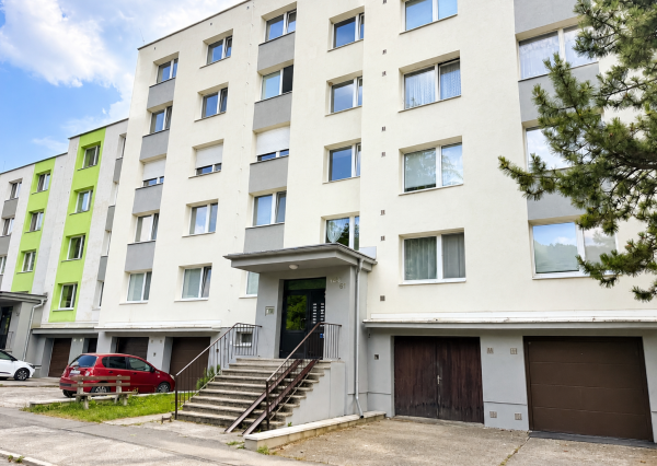 Na prenájom zariadený 1-izbový byt s balkónom v Trenčianskych Tepliciach – ulica SNP