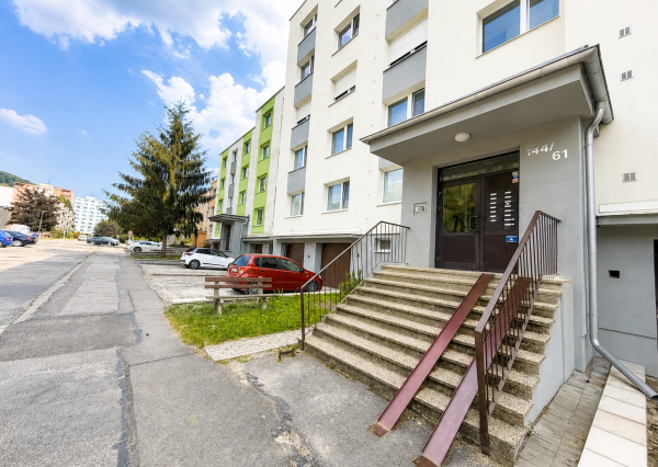 Na prenájom zariadený 1-izbový byt s balkónom v Trenčianskych Tepliciach – ulica SNP