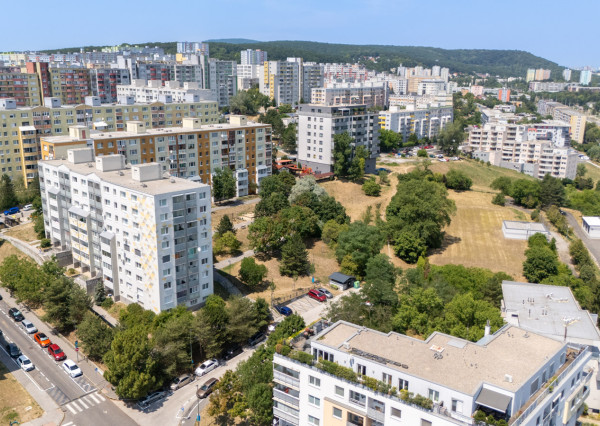Na predaj 3-izbový byt s dvoma loggiami, BA - Karlova Ves