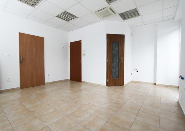 Na prenájom kancelária s vlastnou kúpeľňou v centre Šamorína