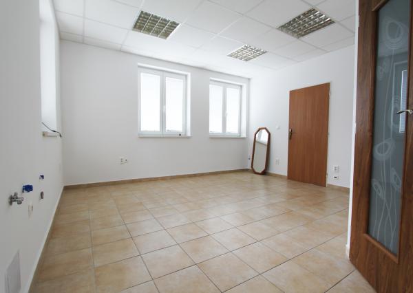 Na prenájom kancelária s vlastnou kúpeľňou v centre Šamorína