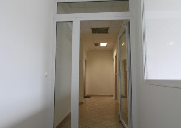 Na prenájom kancelária s vlastnou kúpeľňou v centre Šamorína