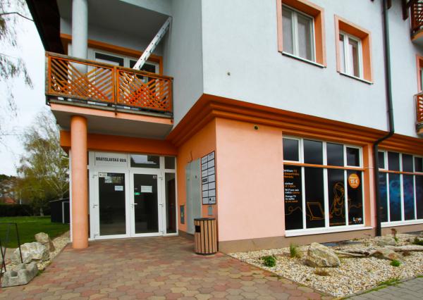 Na prenájom kancelária s vlastnou kúpeľňou v centre Šamorína