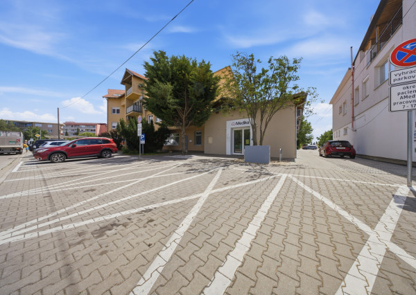 Na predaj kompletne zariadený 2,5 izbový byt na Kysuckej ulici v Senci