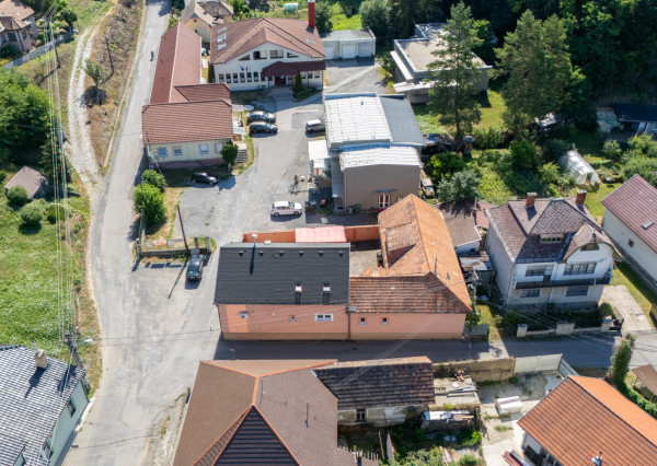 Na predaj rodinný dom s možnosťou okamžitého podnikania a priestranným bývaním v obci Hajnáčka