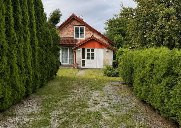 Na prenájom rozostavaný objekt s veľkým pozemkom – ideálny ako sklad alebo dielňa v obci Lednické Rovne