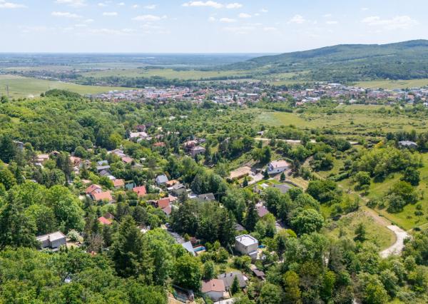 ZNÍŽENÁ CENA:Na predaj 5-izbový dom v stave HOLODOM pod lesom so záhradou v Limbachu