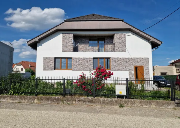 Na predaj priestranný 4-izbový byt v rodinnom dome blízko Senca