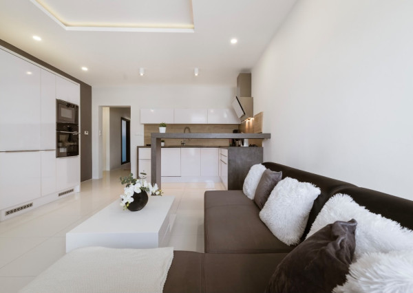 Na predaj priestranný, štýlový 3-izbový byt s balkónom v Europalace – Žilina