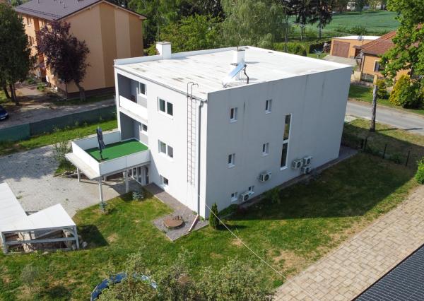 Na predaj rodinný dom s 10 ubytovacími jednotkami v obci Bardoňovo
