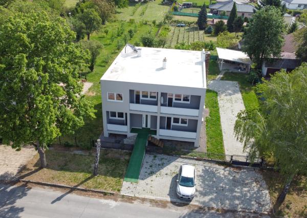 Na predaj rodinný dom s 10 ubytovacími jednotkami v obci Bardoňovo