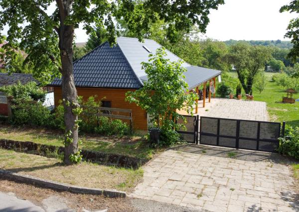 Na predaj rodinný dom s 10 ubytovacími jednotkami v obci Bardoňovo