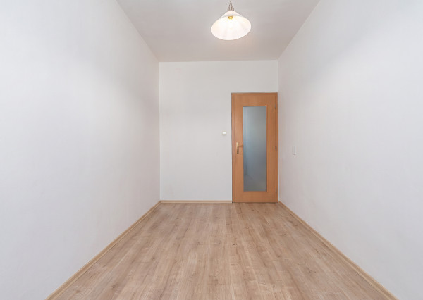 Na predaj svetlý 3-izbový byt s balkónom v Karlovej Vsi – blízko lesa a centra