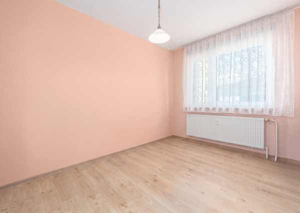 Na predaj svetlý 3-izbový byt s balkónom v Karlovej Vsi – blízko lesa a centra