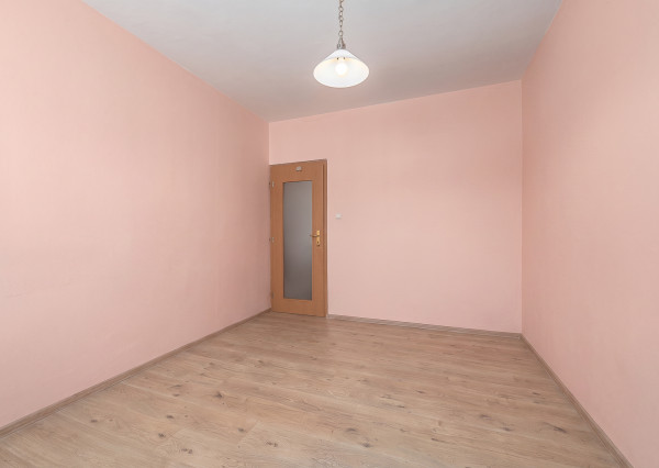 Na predaj svetlý 3-izbový byt s balkónom v Karlovej Vsi – blízko lesa a centra