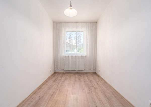 Na predaj svetlý 3-izbový byt s balkónom v Karlovej Vsi – blízko lesa a centra