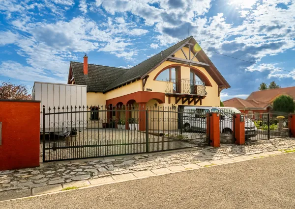 Na predaj veľkometrážny 4-izbový rodinný dom v obci Jur nad Hronom