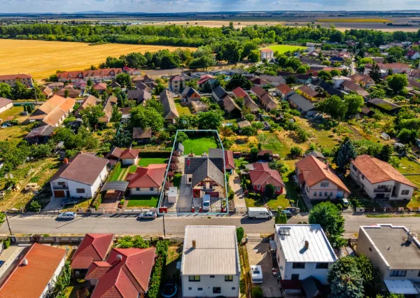 Na predaj veľkometrážny 4-izbový rodinný dom v obci Jur nad Hronom