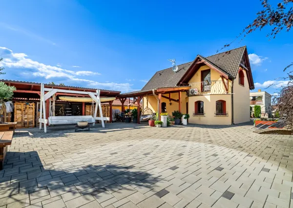Na predaj veľkometrážny 4-izbový rodinný dom v obci Jur nad Hronom