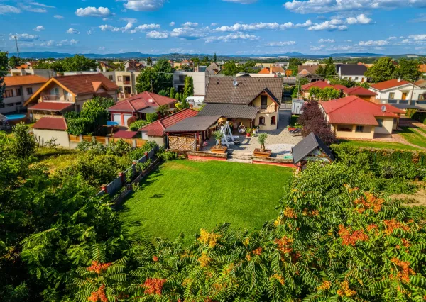 Na predaj veľkometrážny 4-izbový rodinný dom v obci Jur nad Hronom