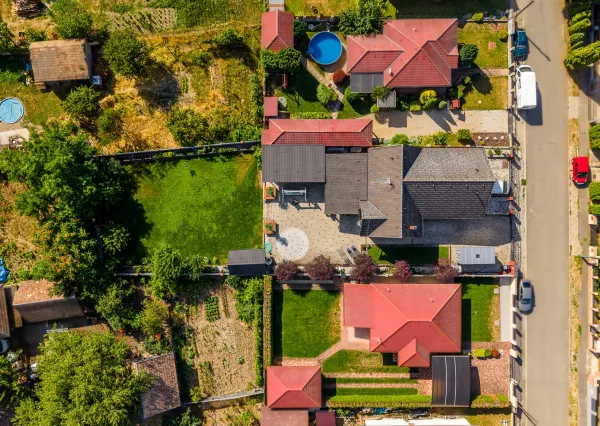 Na predaj veľkometrážny 4-izbový rodinný dom v obci Jur nad Hronom