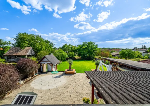 Na predaj veľkometrážny 4-izbový rodinný dom v obci Jur nad Hronom