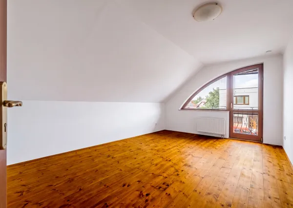 Na predaj veľkometrážny 4-izbový rodinný dom v obci Jur nad Hronom