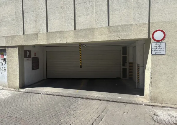 Na prenájom parkovacie miesta v centre Starého Mesta