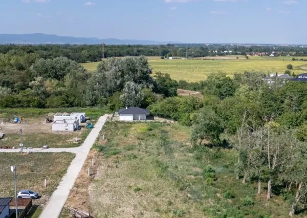 Na predaj stavebné pozemky pre rodinné domy v Moste pri Bratislave – časť Zelená Voda