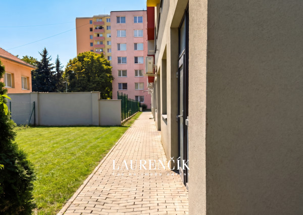 NA PRENÁJOM | OBCHODNÝ PRIESTOR V ŠIRŠOM CENTRE | TRENČÍN - UL.  IVANA OLBRACHTA