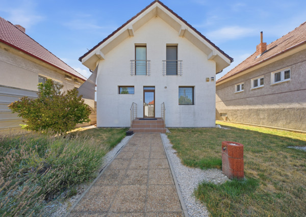 Na predaj 5-izbový rodinný dom v obci Váhovce