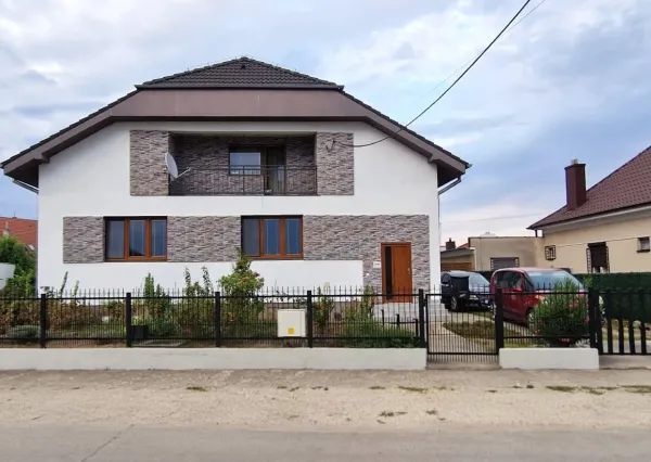 Na predaj rodinný dom s 2 bytovými jednotkami a bazénom blízko Senca