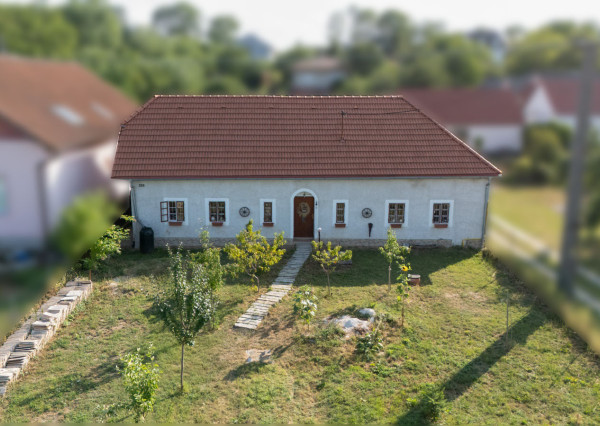 Na predaj útulný zrekonštruovaný 4-izbový vidiecky dom v Dolnom Lopašove