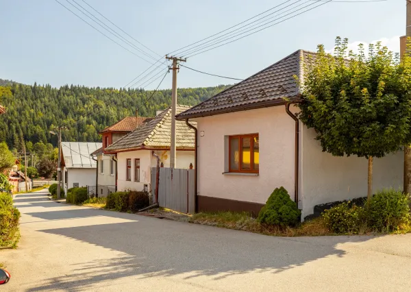 Na predaj priestranný vidiecky dom v obci Helcmanovce