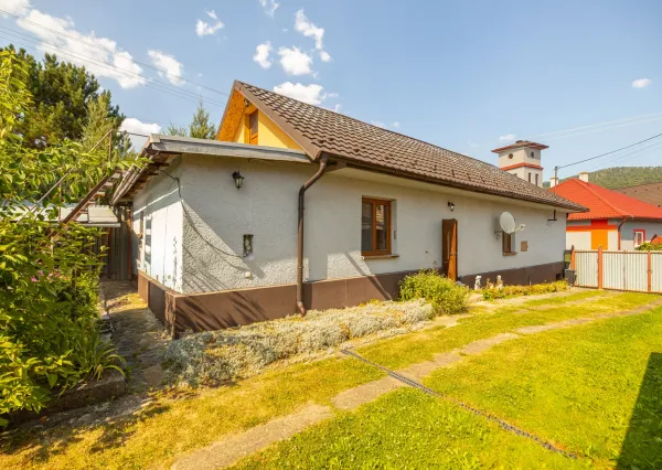 Na predaj priestranný vidiecky dom v obci Helcmanovce