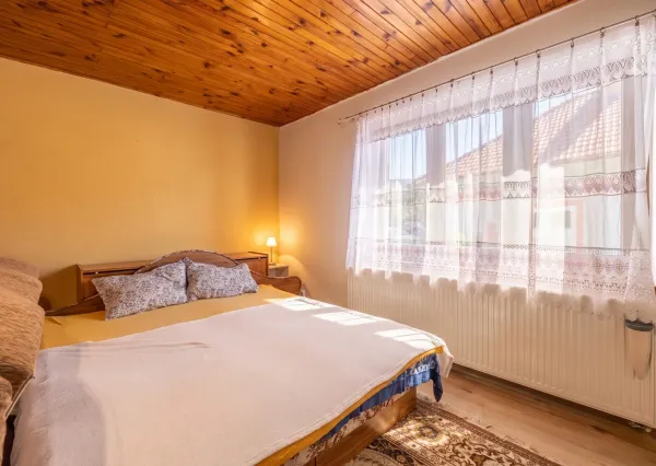 Na predaj priestranný vidiecky dom v obci Helcmanovce