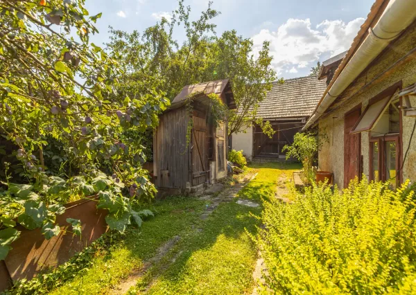 Na predaj priestranný vidiecky dom v obci Helcmanovce