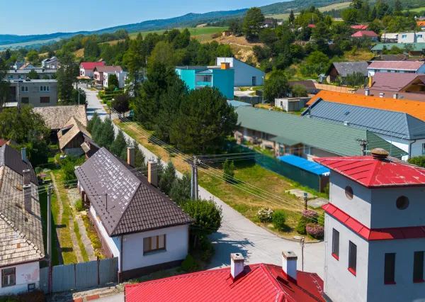 Na predaj priestranný vidiecky dom v obci Helcmanovce