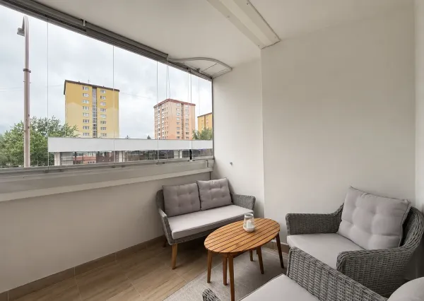 Na prenájom kompletne zrekonštruovaný 2-izbový byt s loggiou v centre Martina