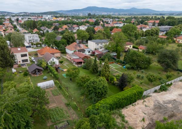 Na predaj rodinný dom s veľkou záhradou ideálny na bývanie aj podnikanie v Nitre