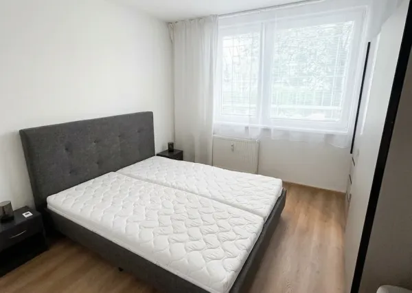Na prenájom vkusne zrekonštruovaný 2-izbový byt pri OC Retro, Ružinov