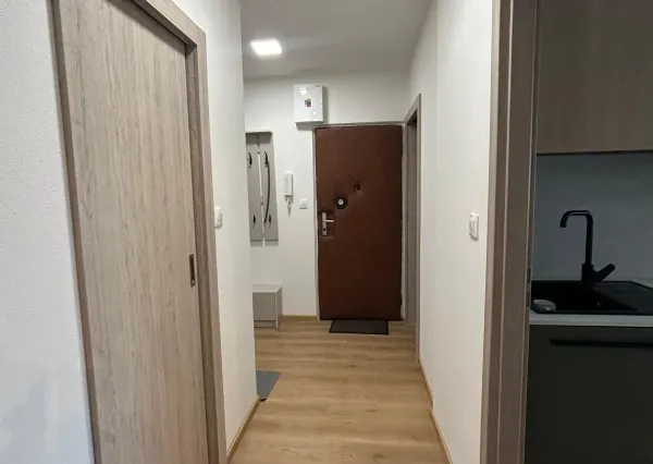 Na prenájom vkusne zrekonštruovaný 2-izbový byt pri OC Retro, Ružinov