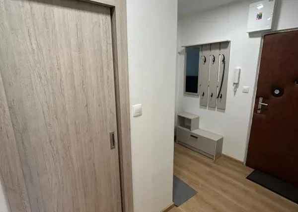 Na prenájom vkusne zrekonštruovaný 2-izbový byt pri OC Retro, Ružinov