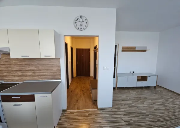 Na prenájom priestranný 2-izbový byt s parkovaním v Malackách