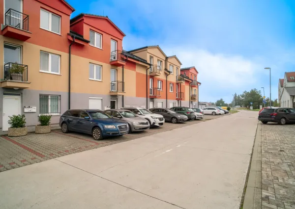 Na prenájom priestranný 2-izbový byt s parkovaním v Malackách