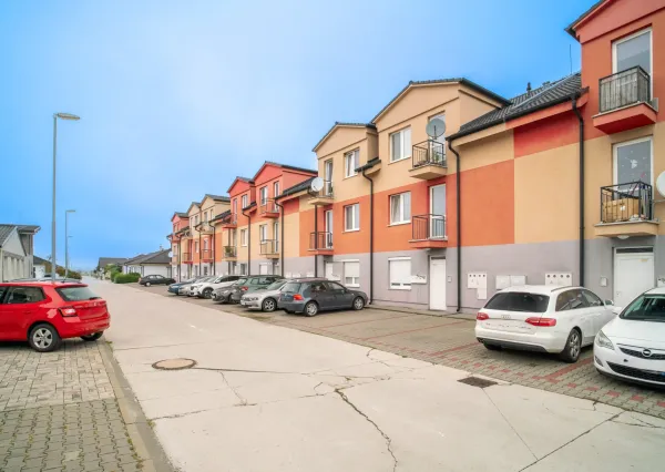Na prenájom priestranný 2-izbový byt s parkovaním v Malackách
