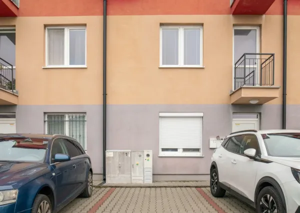 Na prenájom priestranný 2-izbový byt s parkovaním v Malackách