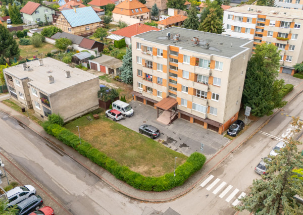 Na predaj priestranný 3-izbový byt s garážou a veľkou pivnicou v Dunajskej Lužnej