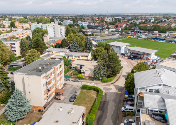 Na predaj priestranný 3-izbový byt s garážou a veľkou pivnicou v Dunajskej Lužnej